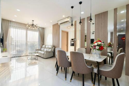 Ruang duduk di Stay With Me Saigon Apartment - Rivergate Building
