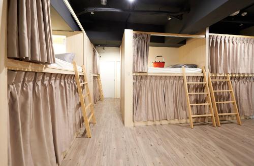 a room with a wooden floor and a wooden floor at Ease Single Inn in Taichung