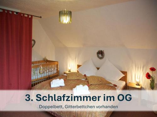ein Schlafzimmer mit einem Bett mit zwei Handtüchern darauf in der Unterkunft Ferienhaus mit Reetdach Gerdi in Heringsdorf