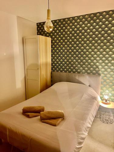 une chambre avec un lit avec deux serviettes dessus dans l'établissement Appartement Cosy, Calme et Climatisé proche centre, à Antibes