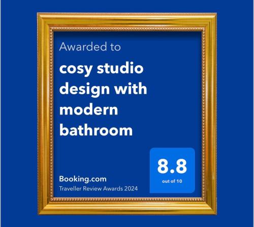 Photo de la galerie de l'établissement cosy studio design with modern bathroom, à Vauréal
