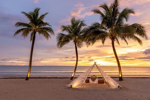 Le Meridien Khao Lak Resort & Spa — Beach
