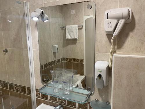Bilik mandi di Hotel Aqua Panon