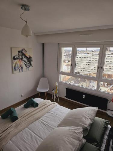 - une chambre avec un lit et une photo zébrée sur le mur dans l'établissement Appartement avec Parking Centre Ville Mulhouse, à Mulhouse