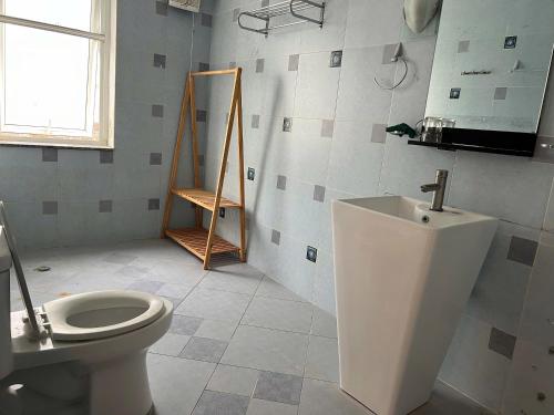 een badkamer met toilet en wastafel bij Biệt Thự Nguyên Căn đường Trần Phú Vũng Tàu - View Biển Bãi trước - Hồ bơi sân vườn riêng - 7 phòng ngủ lớn in Vung Tau