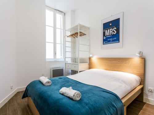 une chambre avec un lit avec deux serviettes dessus dans l'établissement L'Escapade Marseillaise T2 Moderne avec Cuisine Équipée et à 5 min du Vieux-Port, à Marseille