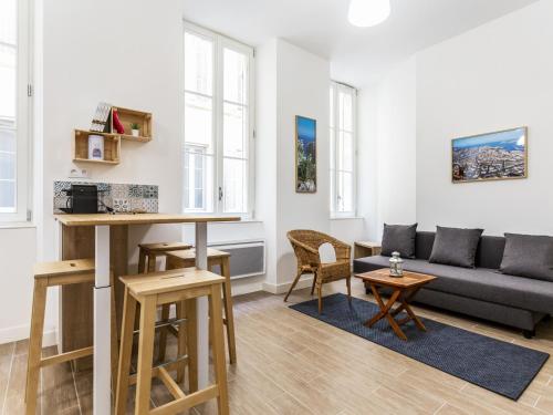 un salon avec un canapé et une table dans l'établissement L'Escapade Marseillaise T2 Moderne avec Cuisine Équipée et à 5 min du Vieux-Port, à Marseille