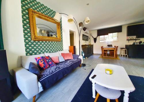 un salon avec un canapé et une table dans l'établissement VILLA TOURTERELLE - A vous la dolce vita, à Soorts-Hossegor