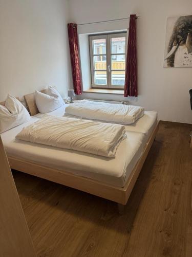a large bed in a room with a window at Hotel Restaurant Zum Wendelwirt in Germaringen