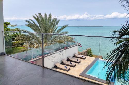 Πισίνα στο ή κοντά στο Zanzibar DT Beachfront Villa