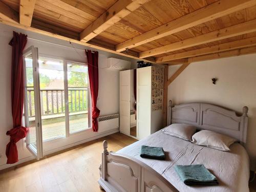 une chambre avec un lit et une grande fenêtre dans l'établissement VILLA TOURTERELLE - A vous la dolce vita, à Soorts-Hossegor
