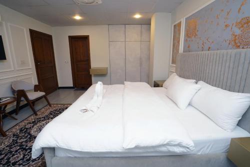Ένα ή περισσότερα κρεβάτια σε δωμάτιο στο Luxvill Hotel