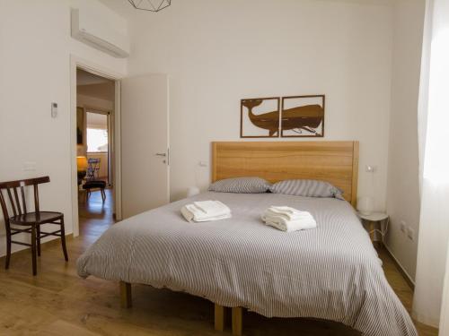 une chambre avec un lit avec deux serviettes dessus dans l'établissement Attic With a View, à Fluminimaggiore