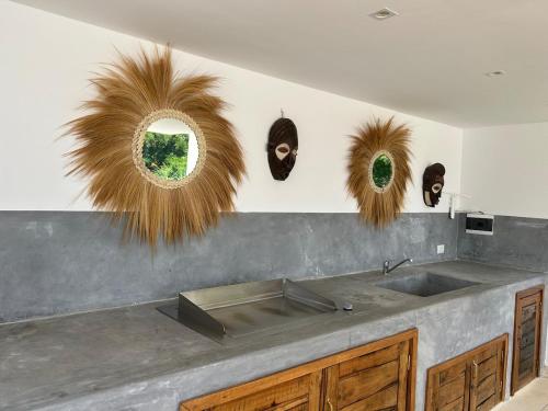 una cucina con lavandino e due specchi sul muro di Villa in Kiwengwa con piscina a Gulioni