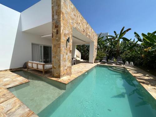 una piscina nel cortile di una casa di Villa in Kiwengwa con piscina a Gulioni