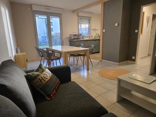 un salon avec un canapé et une table dans l'établissement La Résidence des Poètes, à Dijon