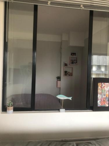 - une chambre avec une grande fenêtre et un lit dans l'établissement appartement vue sur mer, à Dinard