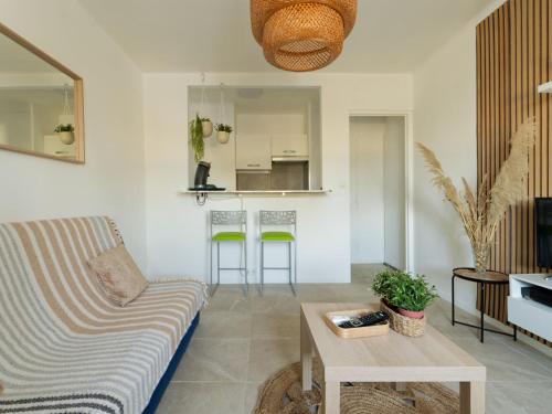 un salon avec un canapé et une table dans l'établissement Appartement Martigues vue étang, à Martigues