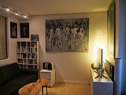 un salon avec un canapé et une table dans l'établissement Thierry's studio15, à Paris