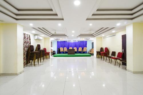 Ruang duduk di Hotel L Grand - Nr Secunderabad Railway Station
