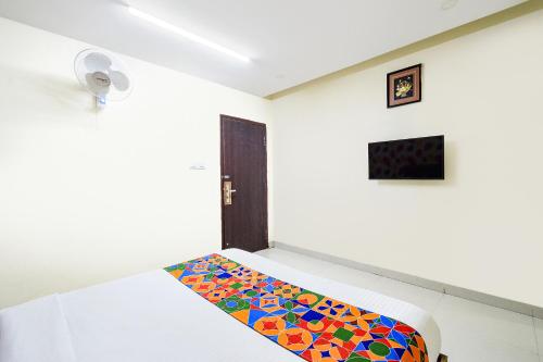 Televisyen dan/atau pusat hiburan di Hotel L Grand - Nr Secunderabad Railway Station
