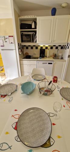 une cuisine avec des assiettes et des bols sur un comptoir dans l'établissement 