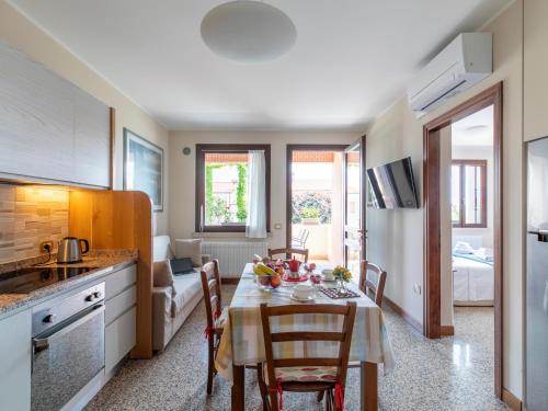 a kitchen and dining room with a table and chairs at Borgo Tabari Locazione Turistica in Mussolente 