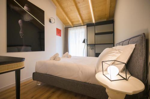 马内尔巴La Còrt Apartments - Number 5的一间卧室配有一张桌子和一架钢琴