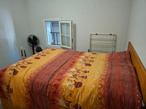 Postel nebo postele na pokoji v ubytování Chambre confortable avec télé