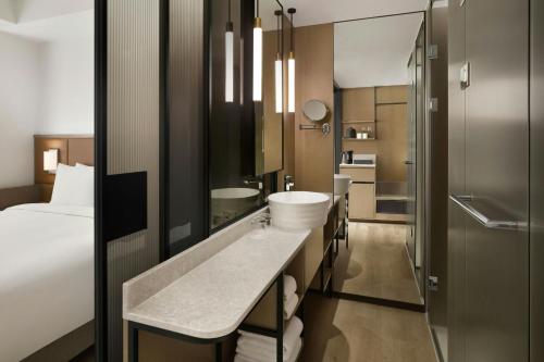 Um banheiro em AC Hotel by Marriott Seoul Gangnam