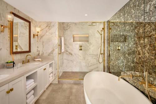 Um banheiro em The College Green Dublin Hotel, Autograph Collection
