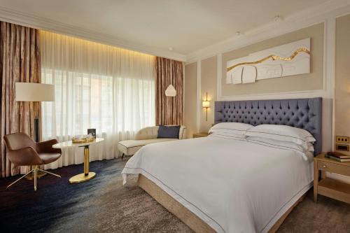 Cama ou camas em um quarto em The College Green Dublin Hotel, Autograph Collection