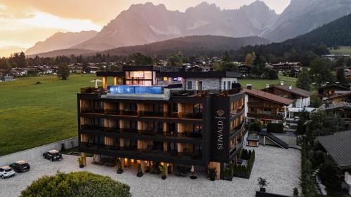 Pemandangan gunung umum atau pemandangan gunung yang diambil dari hotel