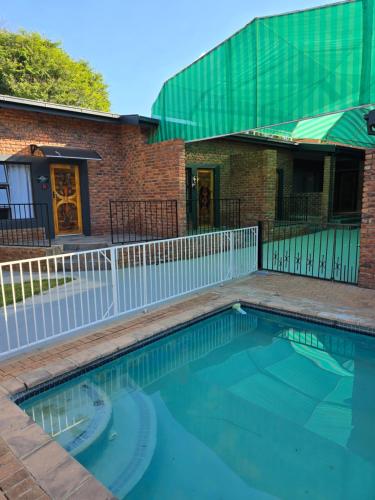 Bazén v ubytování Impala Palms Guesthouse nebo v jeho okolí