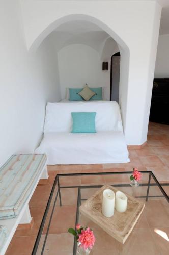 - une chambre avec un lit et deux bougies sur une table en verre dans l'établissement figuier 2 - 1 chambre & piscine - 5 mn plage, à Zonza