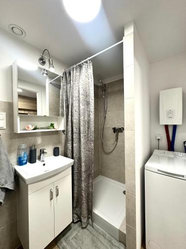 un bagno con doccia, WC e lavandino di Zarembowicza Apt 52 - Self Check-In 20h - Lift a Breslavia