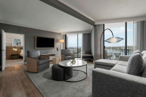 un salon avec un canapé et une table dans l'établissement Sheraton San Diego Resort, à San Diego