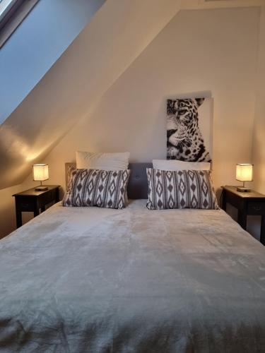 une chambre avec un lit avec deux oreillers dessus dans l'établissement Appartement Typlouz, à Le Quiou