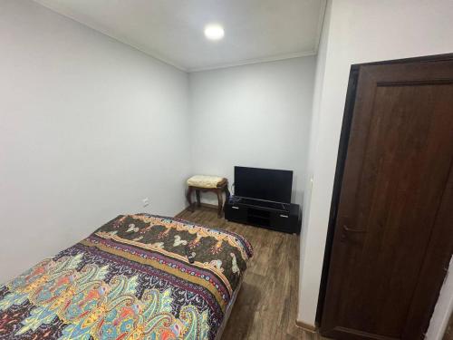 Televisyen dan/atau pusat hiburan di Small apartment in OLD BATUMI