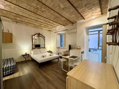 una habitación con una cama, una mesa y un espejo en Suite Termini - Cozy suite few steps from Termini station, en Roma