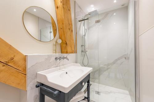 une salle de bain avec un lavabo et une douche dans l'établissement Smartstay L Ecrin Aix Les Bains, à Aix-les-Bains