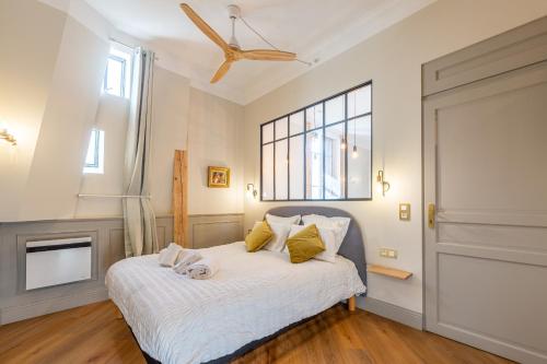 une chambre avec un lit avec des draps blancs et une fenêtre dans l'établissement Smartstay L Ecrin Aix Les Bains, à Aix-les-Bains