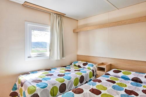 Ένα ή περισσότερα κρεβάτια σε δωμάτιο στο Camping El Roble Verde