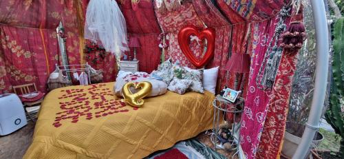 Кровать или кровати в номере Sky Room - Carrara Bubble Room Tuscany Nel ex Convento delle Suore