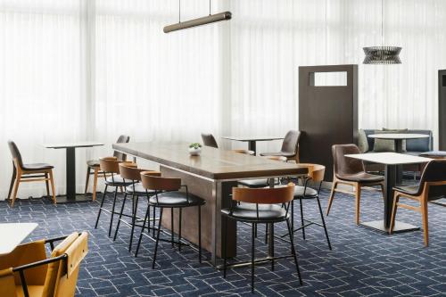 a dining room with a table and chairs at Courtyard by Marriott Los Angeles Woodland Hills in Woodland Hills