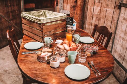 a wooden table with plates of food on it at CRASH'NSTAY - Wachtpost 20 in Waspik
