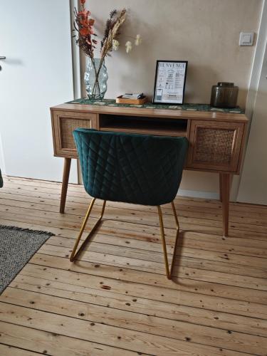 - un bureau avec une chaise verte devant dans l'établissement Chambre 1 dans appartement partagé proche de Strasbourg, à Wasselonne
