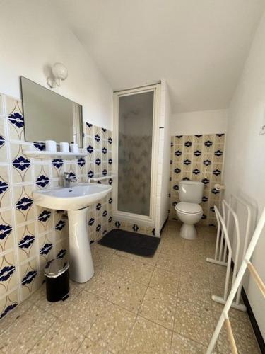 une salle de bain avec un lavabo et des toilettes dans l'établissement Maison individuelle familiale face à l'étang 6GLYC25, au Barcarès