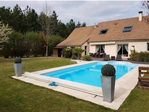 une piscine dans la cour d'une maison dans l'établissement Maison proche Circuit des 24h, à Ruaudin