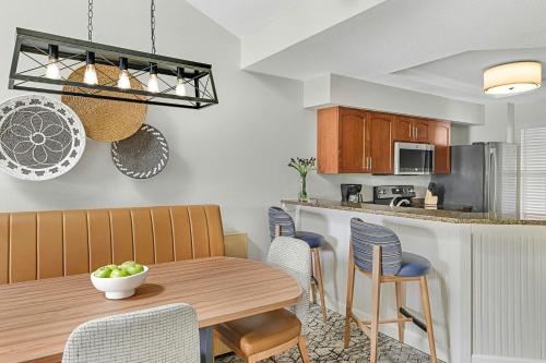 a kitchen and dining room with a table and chairs at Sheraton Broadway Resort Villas in Myrtle Beach